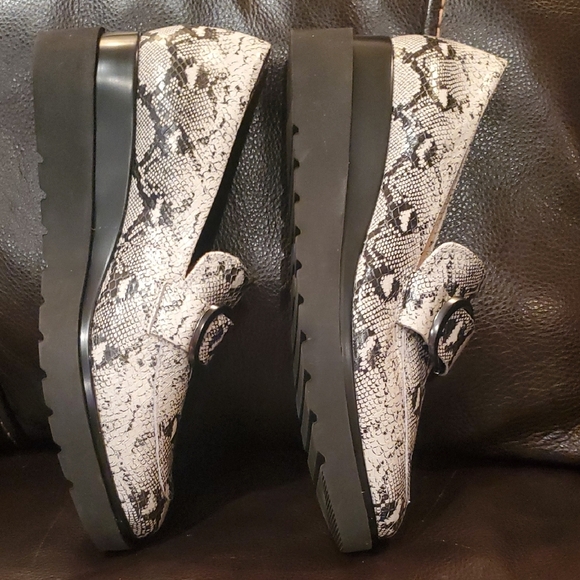 Naturalizer Women's Black and White Loafers. Size 9.5 - Picture 4 of 7